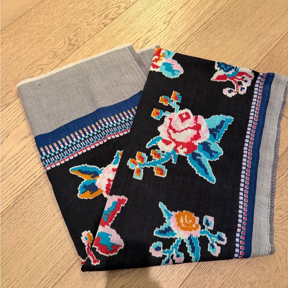 Inouitoosh Etole Betty 100% wool Floral Patterned Black and Blue Scarf NWT